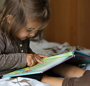 Menina lendo um livro