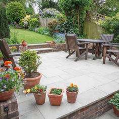 Création et aménagement d'une terrasse dans un jardin à Évran