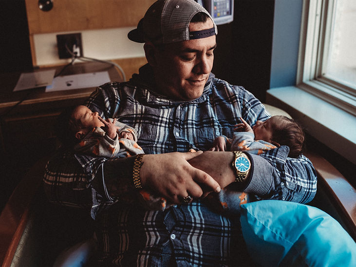 Vader met pasgeboren baby die een luxe horloge en armband draagt – origineel cadeau voor vader