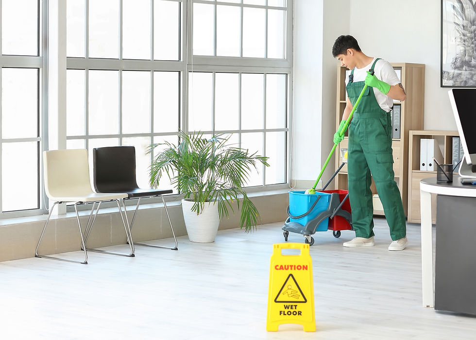 Técnico limpiando suelo mojado, ¡cuidado!