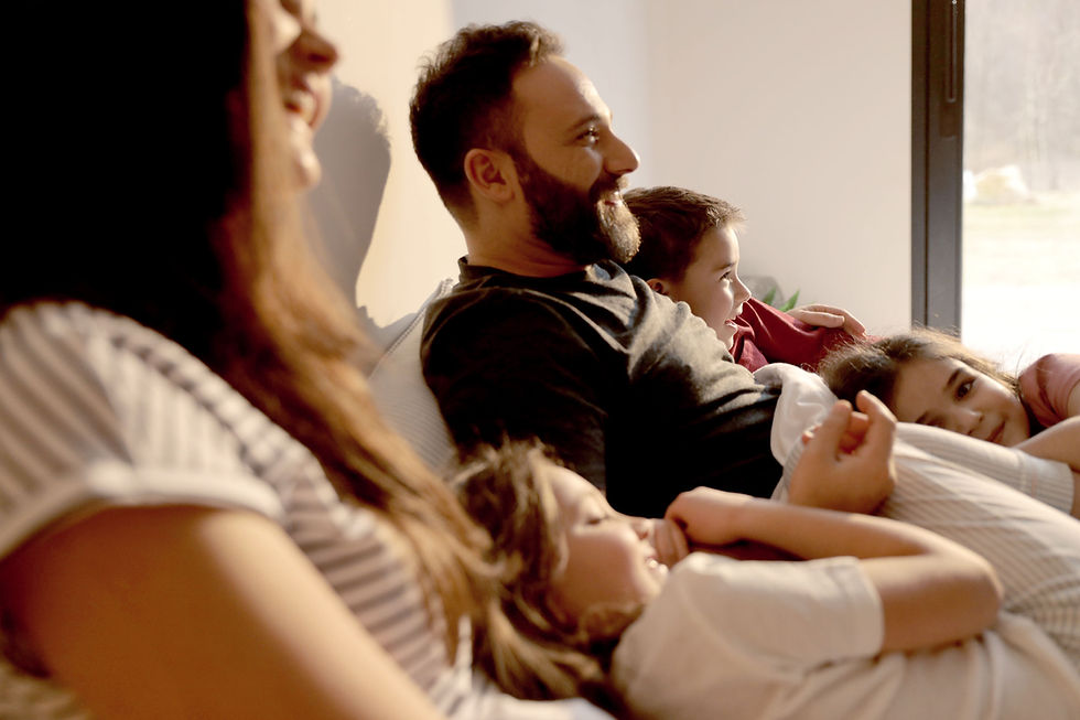 Família relaxando junta