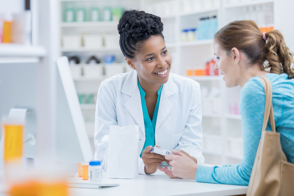 Farmacista che assiste il cliente