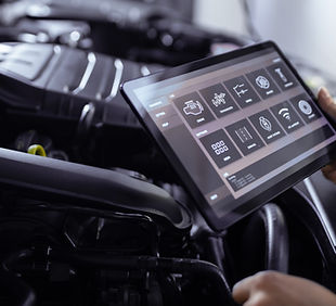 Meccanico d'auto con tablet