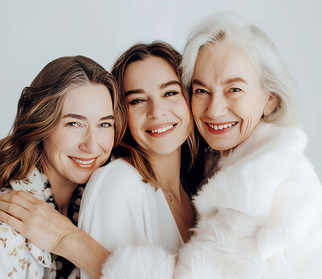 Femmes s'enlaçant et souriant