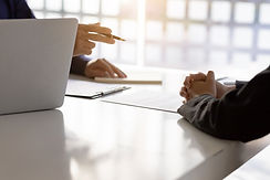 Zwei Männer sitzen voreinander