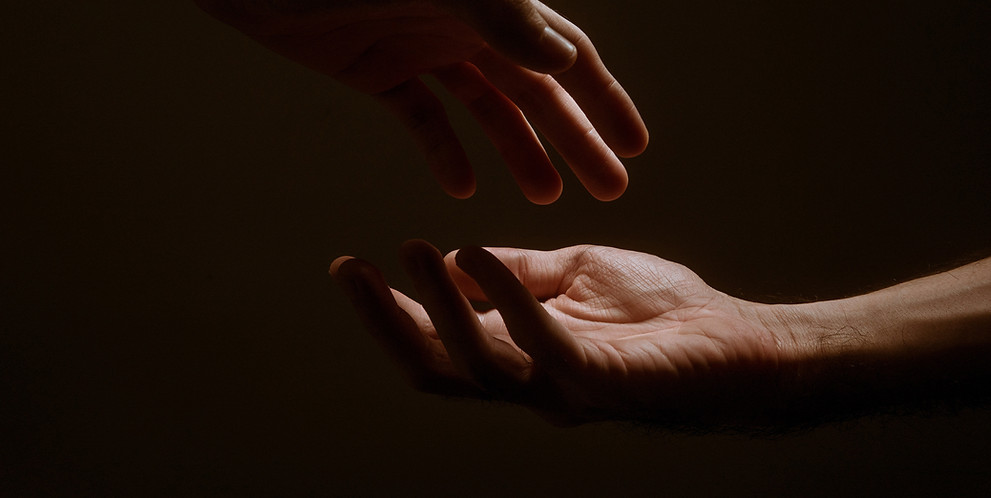 Hände berühren sich