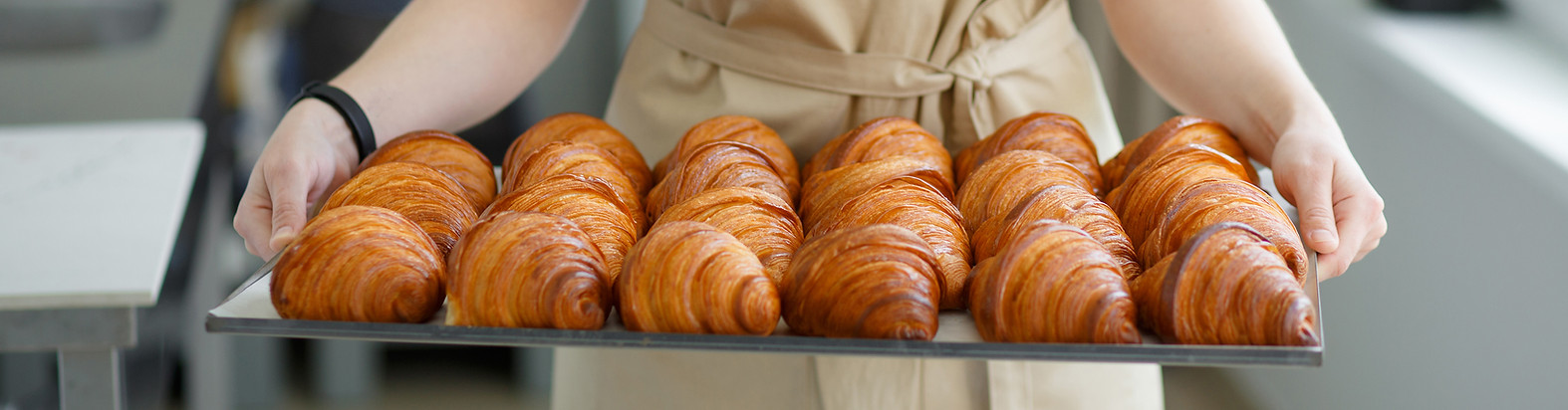 麵包師傅手捧可頌