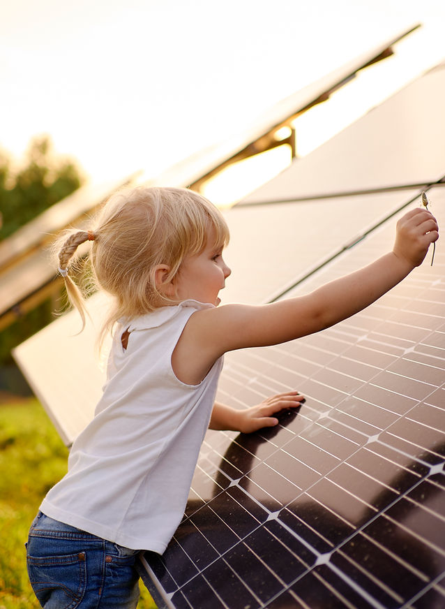 Glückliches Kind spielt an Solarpark