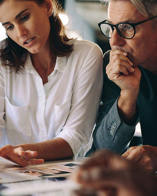 En man och en kvinna som arbetar tillsammans