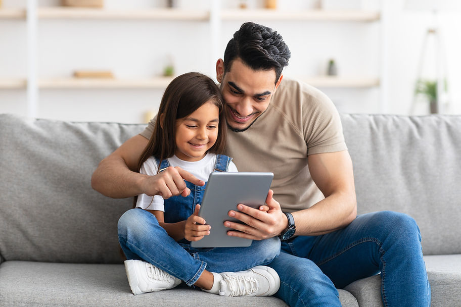 Padre e hija, mirar la tableta