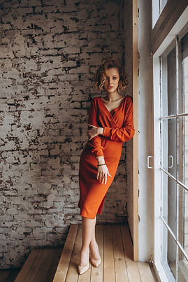 Mujer en vestido rojo
