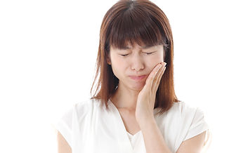 頬を押さえる女性