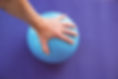Mano en el balón de fitness