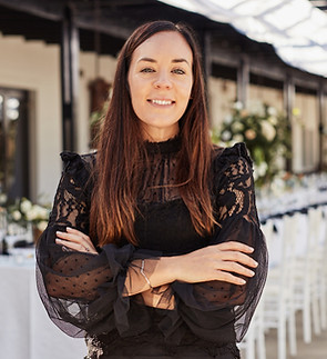 Frau in eleganter Location