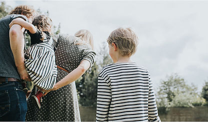 Famille dans le jardin