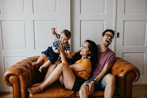 Familia, reír, en, sofá