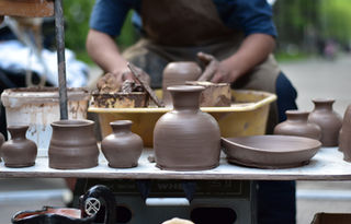 Journée détente pour célibataires dans le Jura avec visite d’atelier poterie, déjeuner jurassien et initiation artisanale en petit groupe