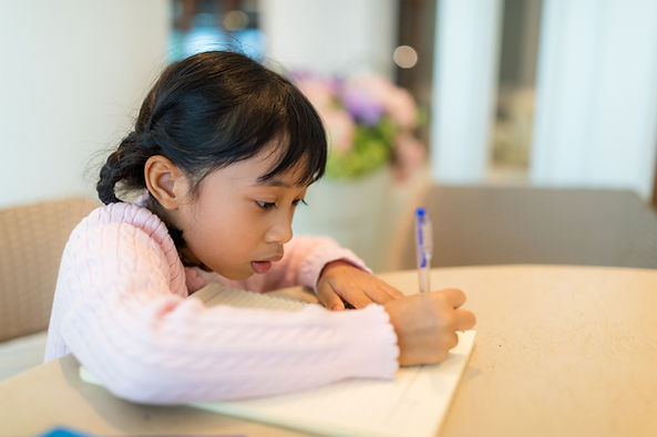 Criança estudando inglês