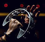 Jouer du tambourin