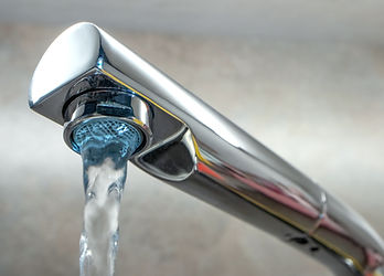 Laufender Wasserhahn