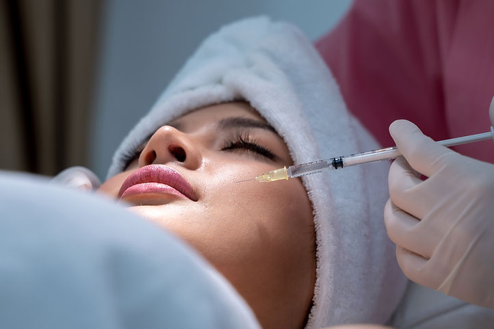 Una donna che si sottopone a un'iniezione di filler