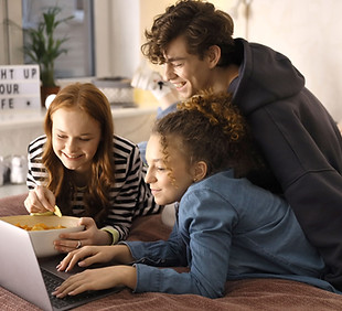 Teenager schauen auf Laptop