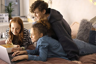 Amigos relajándose juntos