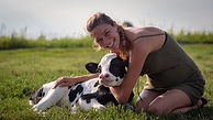 Junge Frau mit Kalb