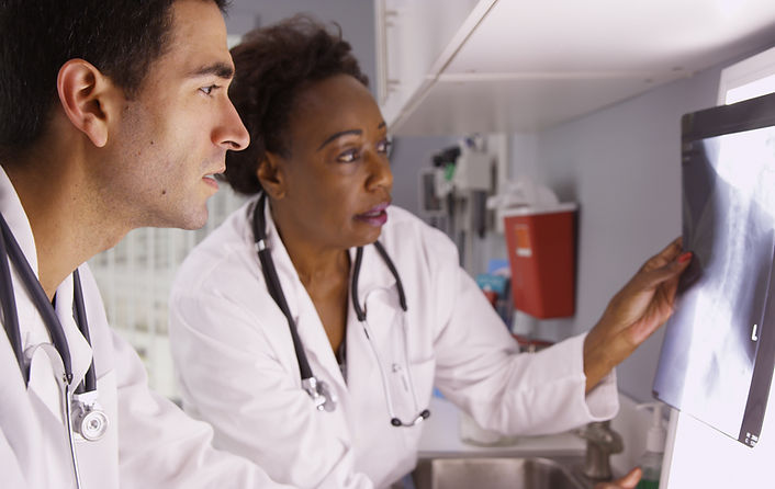 Médicos revisando la radiografÃa