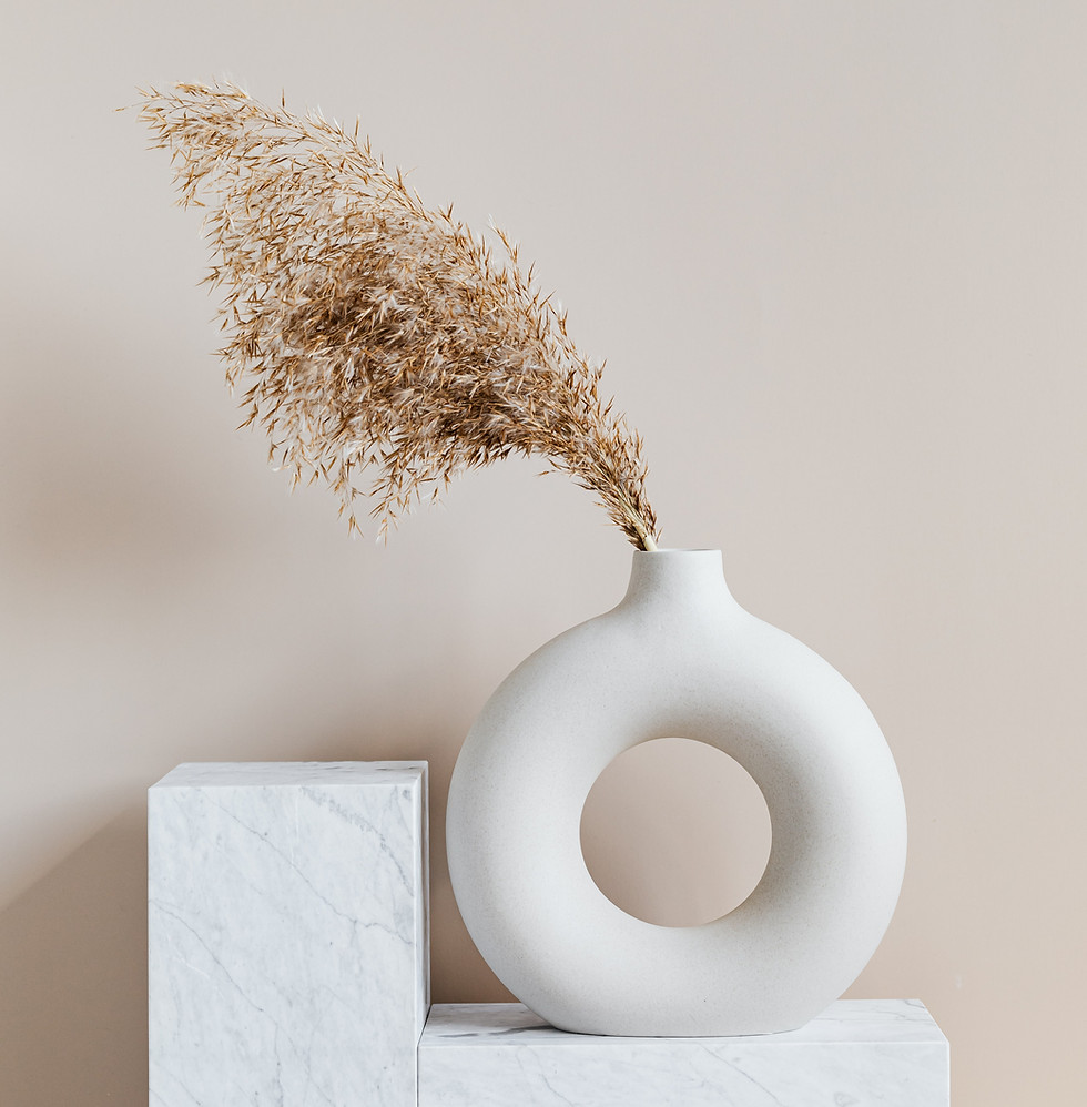 Decoración minimalista con jarrones