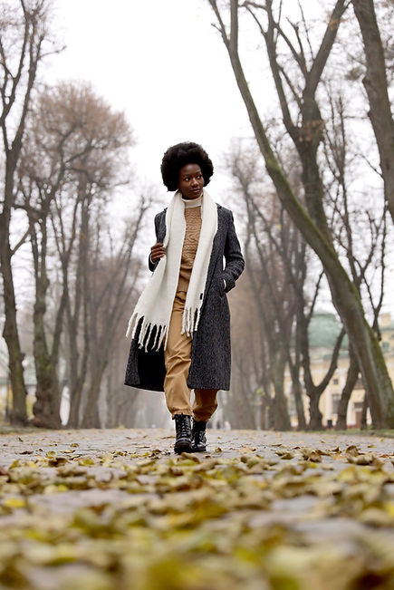 Schwarze Frau auf einem unbeschwerten Waldspaziergang im He