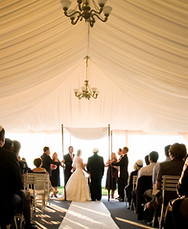 キャノピーの下での結婚式