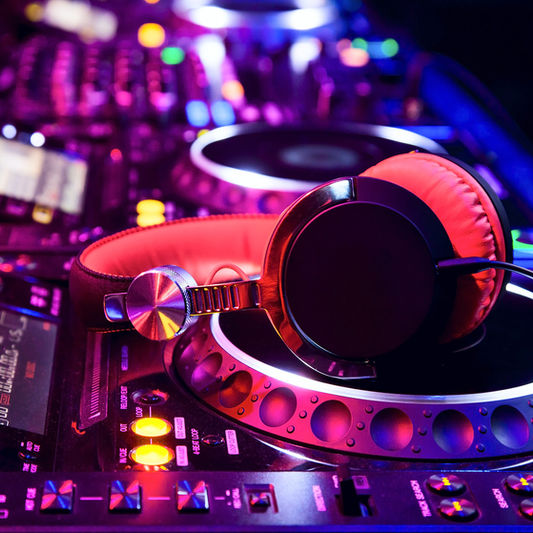 DJ Luis - Professionelles Equipment von Sound bis Licht für Ihre Feier