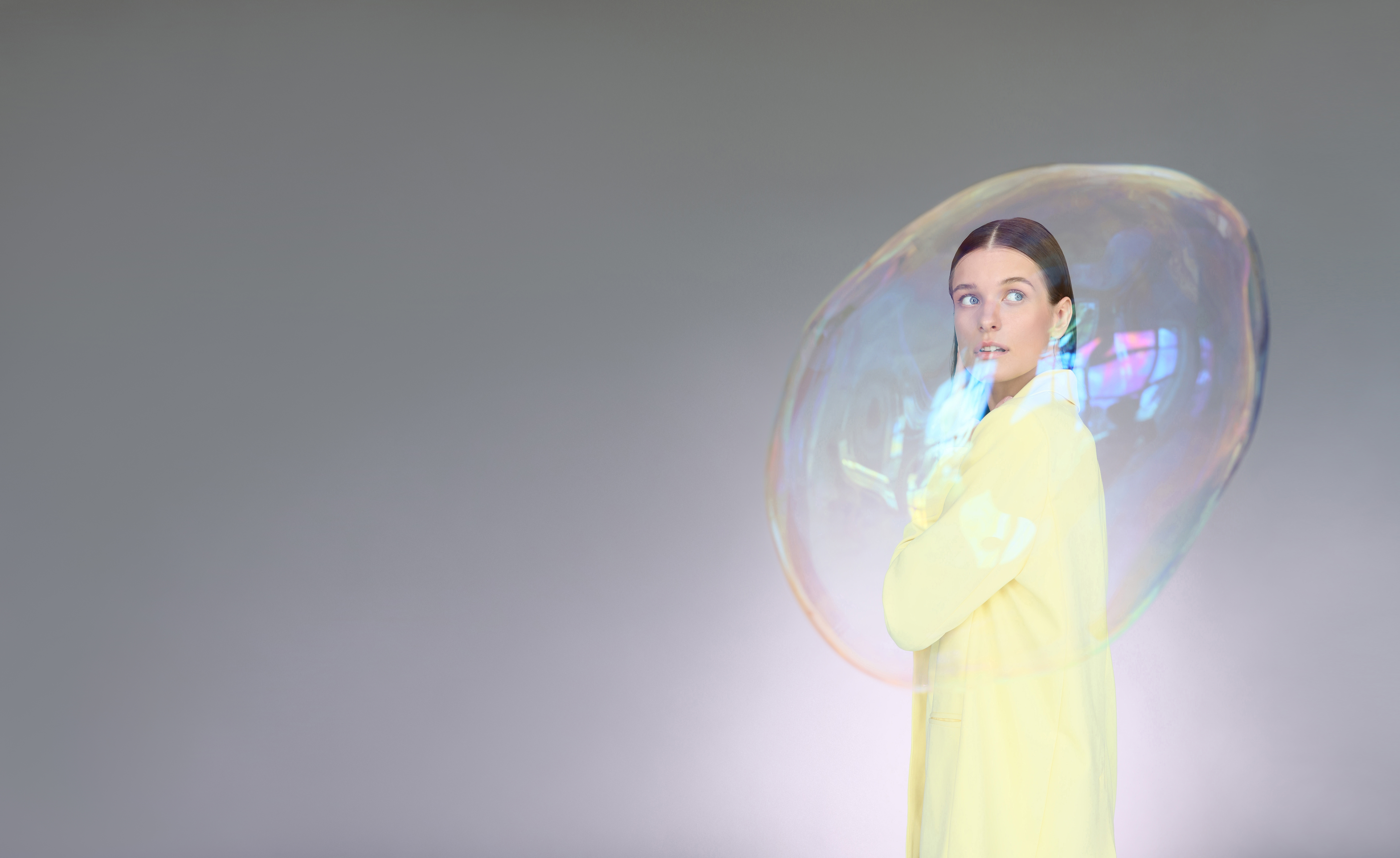 Adolescente isolée dans une bulle, illustration du repli et du mal-être par Berrine Janssoone.