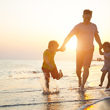 Pai e filhos na praia
