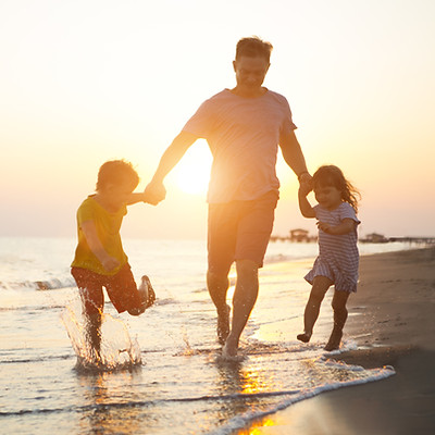 Pai e filhos na praia