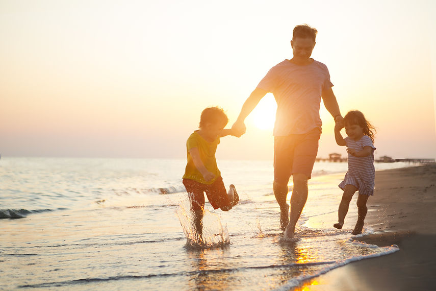 Pai e filhos na praia