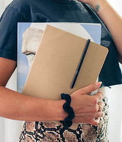 Personne tenant un carnet