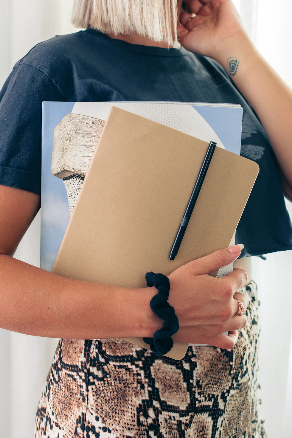 Personne tenant un carnet