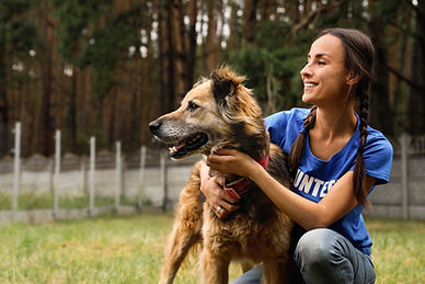femme avec chien