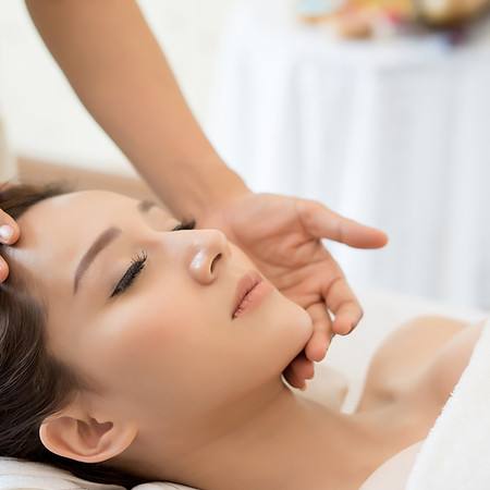 Une femme qui reçoit un traitement de spa