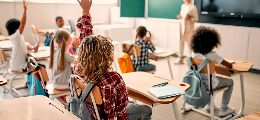 Niños levantando las manos
