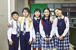 制服を着た子供たち