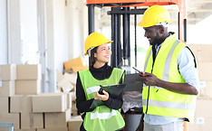 Trabalhadores com coletes de segurança