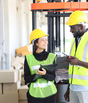 Trabajadores con chalecos de seguridad