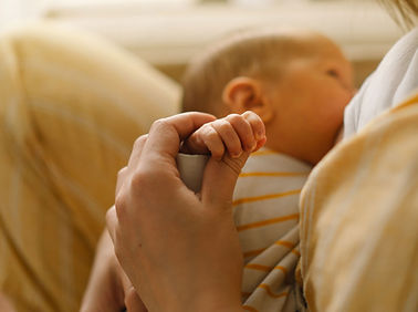 Bébé tenant la main