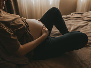 Les nuits sont parfois compliquées pendant la grossesse, n’est-ce pas ? Entre les réveils fréquents, les jambes lourdes et les soucis qui viennent nous hanter, dormir devient un vrai défi. Pourtant, il existe une solution simple et naturelle : le sport ! Et oui, plusieurs études montrent qu’en bougeant un peu chaque jour, on améliore la qualité du sommeil, mais pas seulement. Des insomnies pendant ta grossesse ? Fais du sport ! Le sport, un allié naturel pour retrouver le sommeil