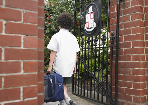 Entrando nel cancello della scuola