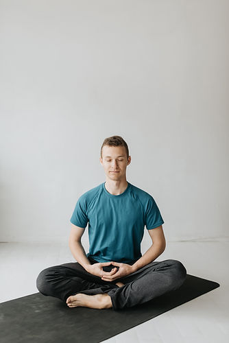 Homme méditant en tailleur