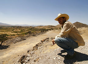 Hombre por camino de tierra